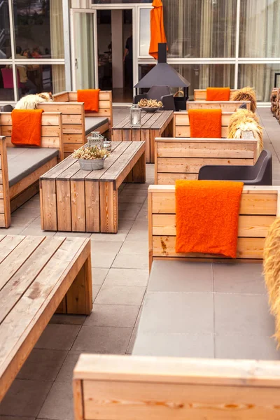 Openluchtrestaurant terras met houten meubilair — Stockfoto