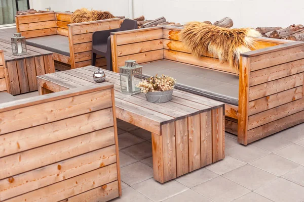 Openluchtrestaurant terras met houten meubilair — Stockfoto