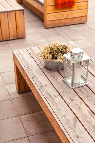 Открытая терраса ресторана с деревянной мебелью — стоковое фото
