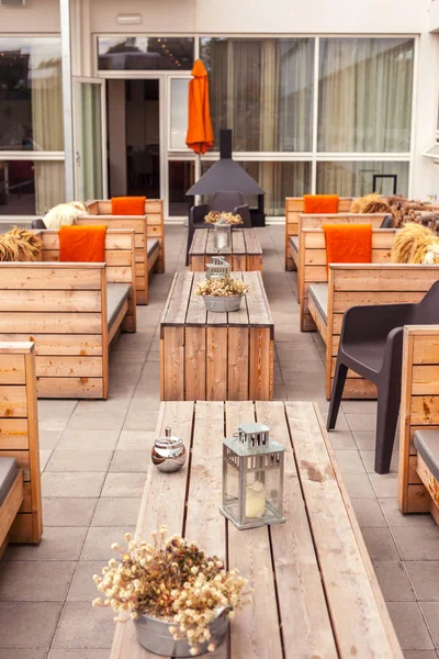 Ahşap mobilyalarla döşenmiş açık restoran terası — Stok fotoğraf