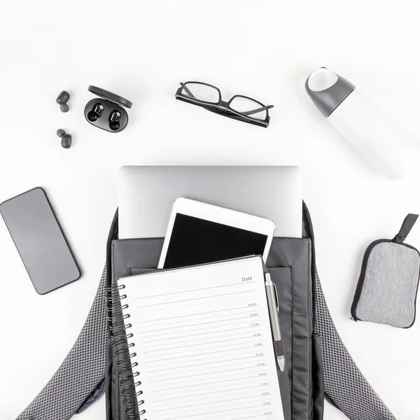 İçinde dizüstü bilgisayar ve tablet ile modern sırt çantası