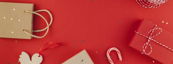 Año Nuevo o Navidad presenta fondo rojo — Foto de Stock