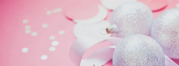 Dekorace vánočních perliček růžové pozadí — Stock fotografie