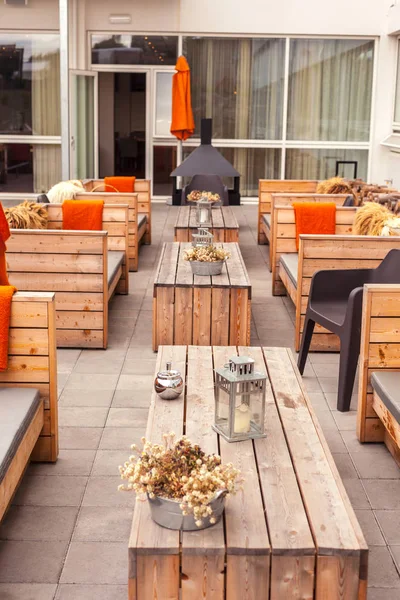 Ahşap mobilyalarla döşenmiş açık restoran terası — Stok fotoğraf