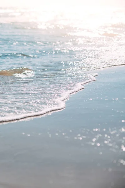 Summer sand beach and seashore waves background — Stock Photo, Image