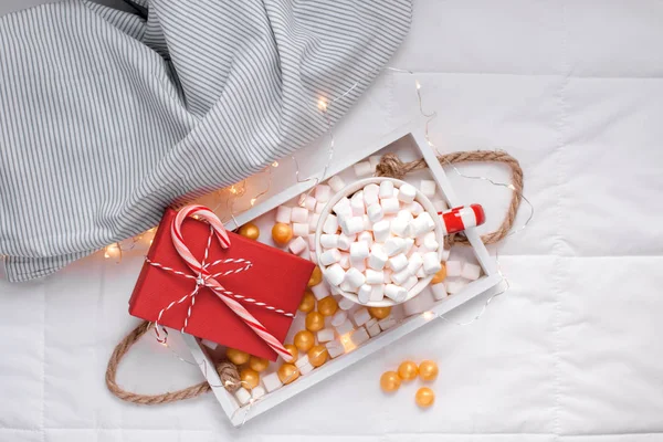 Weihnachten oder Neujahr morgens im Bett — Stockfoto