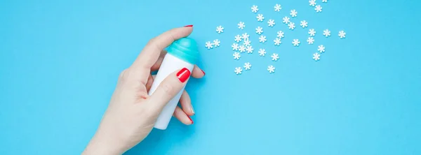 Mano femenina con botella de spray haciendo copos de nieve —  Fotos de Stock