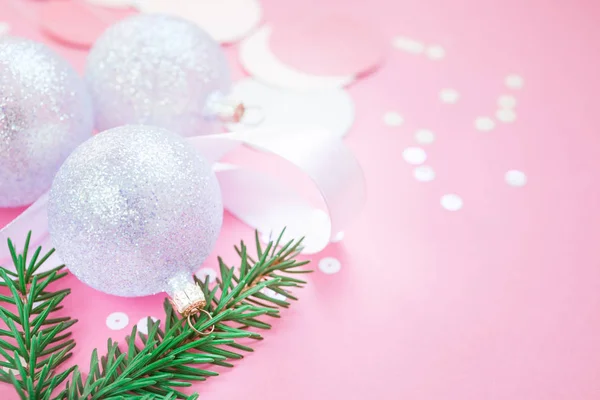 Navidad bolas de decoración de perlas fondo rosa — Foto de Stock