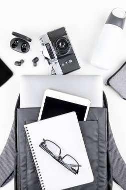 İçinde dizüstü bilgisayar ve tablet ile modern sırt çantası