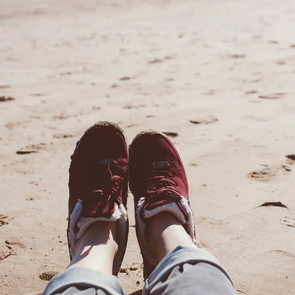 Chica relajante en la playa de arena — Foto de Stock