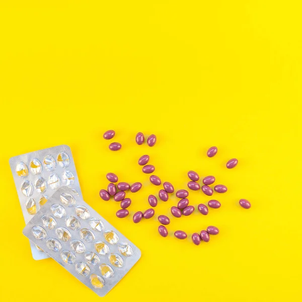 Étrend-kiegészítő lila tabletták buborékfólia — Stock Fotó