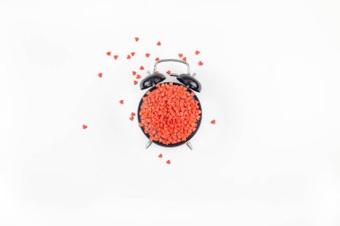 Çalar saat ve kalpler ile Sevgililer günü kavramı