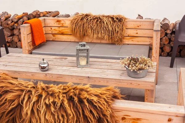 Restaurante exterior terraza con muebles de madera — Foto de Stock