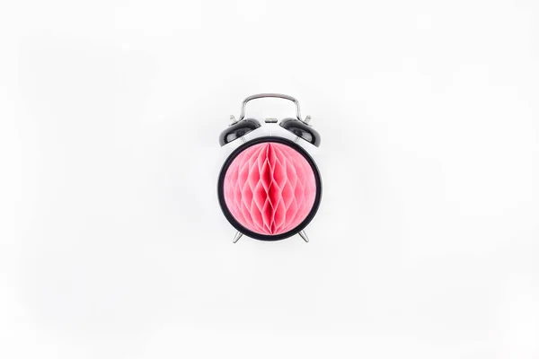 Relógio de alarme preto com conceito de bola de papel rosa — Fotografia de Stock