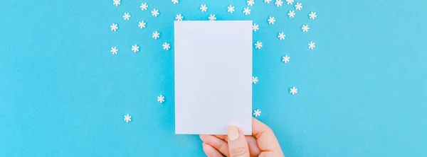 Padrão de inverno feito de pequenos flocos de neve brancos — Fotografia de Stock