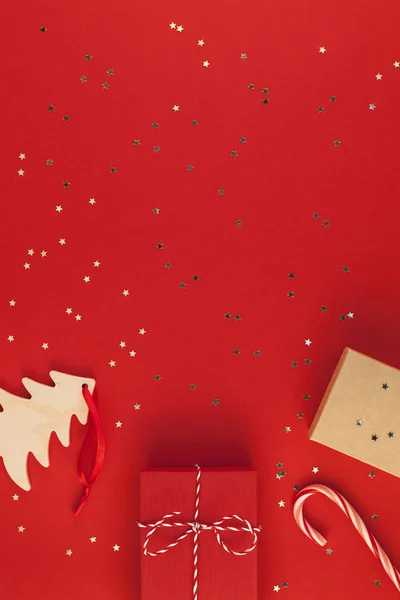 Año Nuevo o Navidad presenta fondo rojo — Foto de Stock