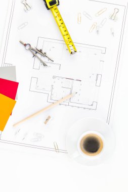 İç tasarımcı tablo çalışma alanı ile ev planı