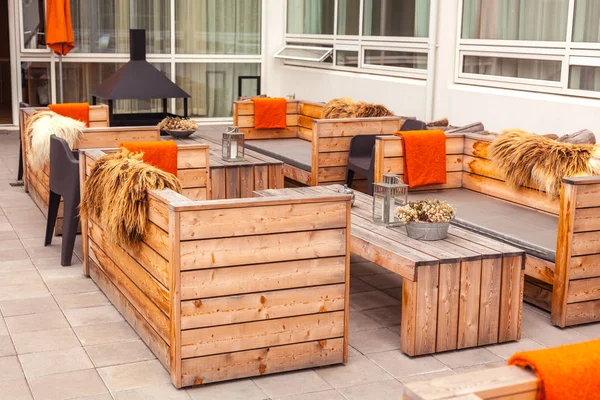 Openluchtrestaurant terras met houten meubilair — Stockfoto