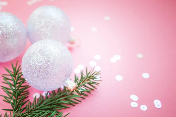 Navidad bolas de decoración de perlas fondo rosa — Foto de Stock