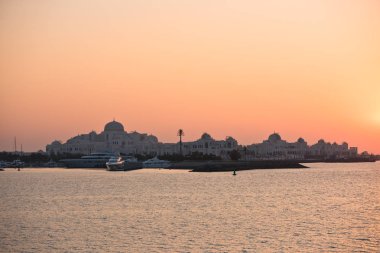 Abu Dabi Bae'deki Laguna ve Başkanlık Sarayı