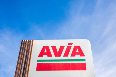 Gaz servis istasyonunda Avia logosu
