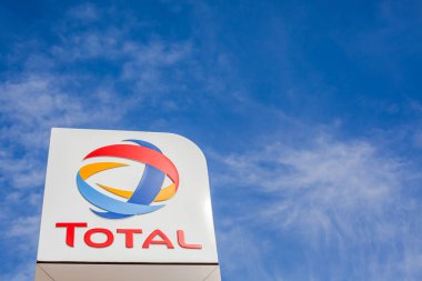 Benzin servis istasyonunda toplam şirket logosu