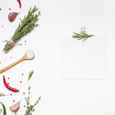 Yeşil otlar ve baharatlar ile boş not defteri sayfaları