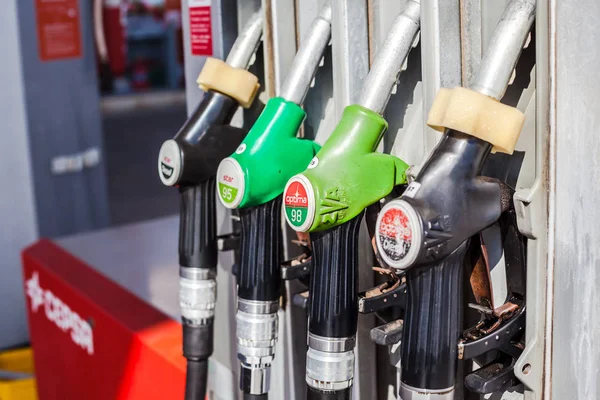 Bensin pumpens munstycken på en bensinstation — Stockfoto