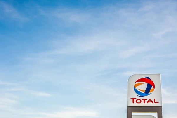 Total company logo on its gas service station — Stock Photo, Image