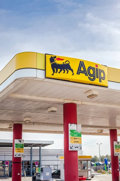 AGIP-logotypen på sin bensinstation — Stockfoto