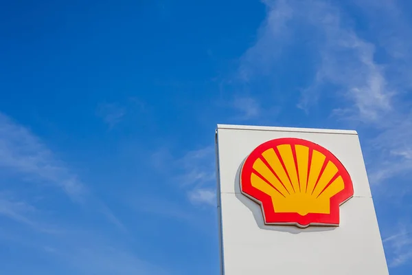 Shell bedrijfslogo op zijn benzinetank station — Stockfoto