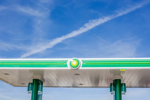 BP logo on its gas service station — Stock Photo, Image