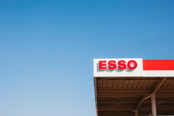Logotipo Esso no posto de gasolina — Fotografia de Stock