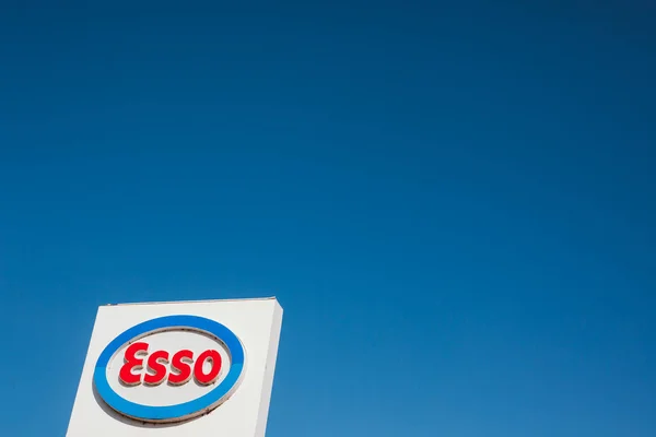 Esso-logotypen på sin bensinstation — Stockfoto