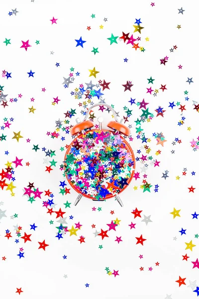 Świąteczna gwiazdka konfetti z czerwoną koncepcją budzika — Zdjęcie stockowe