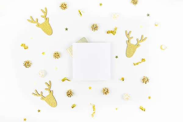 Composición navideña con ciervos dorados — Foto de Stock
