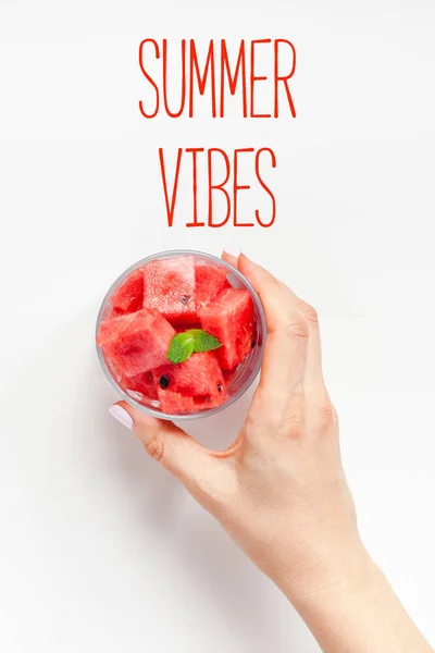 Vrouw handen met gemalen watermeloen in glas — Stockfoto