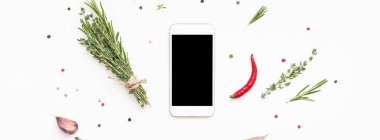 Etrafında yeşillik otlar ve baharatlar ile Smartphone