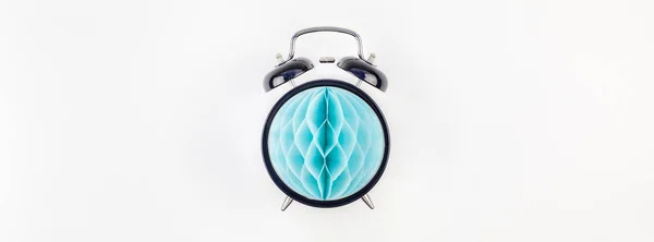 Reloj despertador negro con concepto de bola de papel azul — Foto de Stock