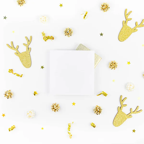 Weihnachtskomposition mit goldenen Hirschen — Stockfoto