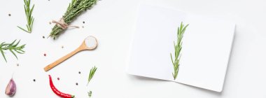 Yeşil otlar ve baharatlar ile boş not defteri sayfaları