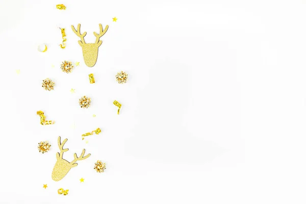 Рождественская композиция с золотыми оленями — стоковое фото
