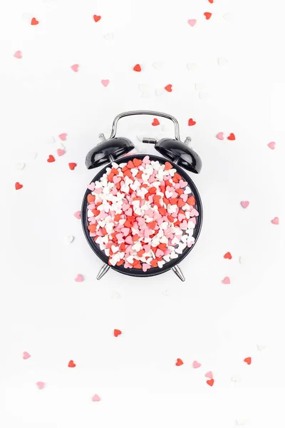 Concepto de San Valentín con despertador y corazones — Foto de Stock