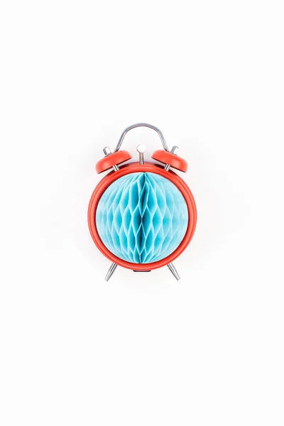Relógio de alarme vermelho com conceito de bola de papel azul — Fotografia de Stock