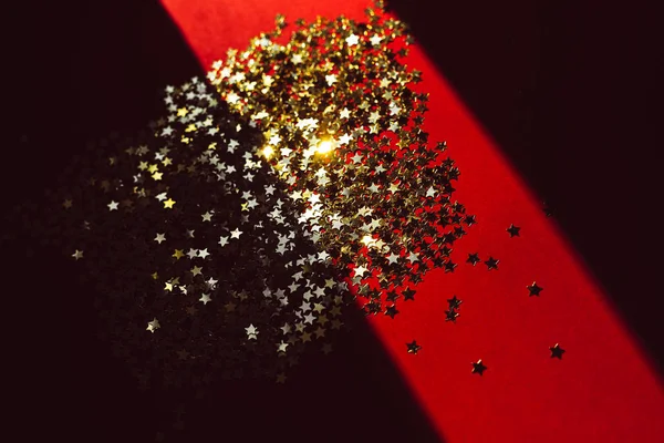 Golden Star konfetti a zord fény árnyék — Stock Fotó