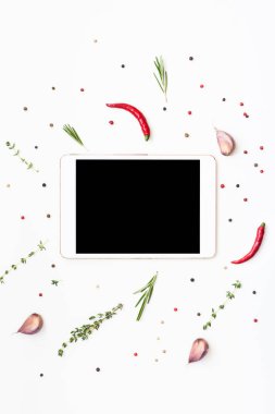 Yeşillik otlar ve baharatlar ile Boş tablet Pc