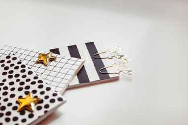 Masaüstü kadınsı kompozisyon. Not defterleri ve yıldızlar