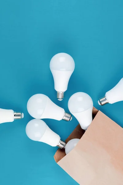 LED žárovky v nákupním vaku pro řemeslné papíry — Stock fotografie