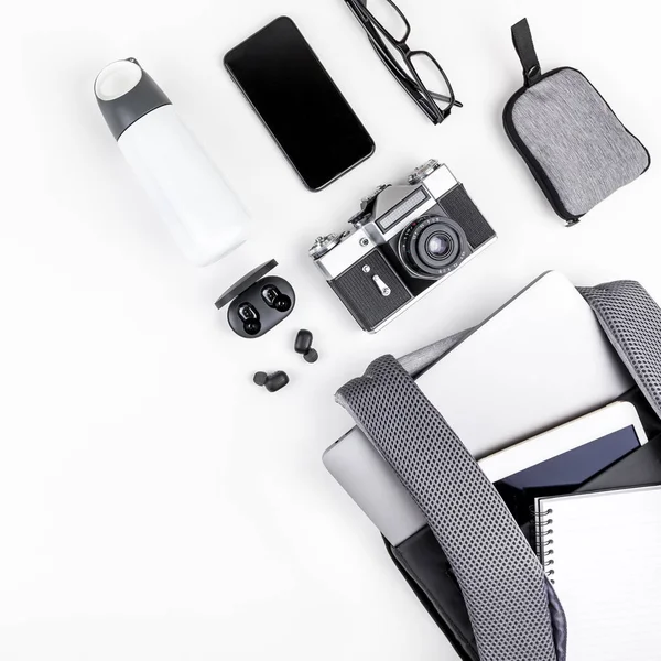 Сучасний рюкзак з ноутбуком і планшетом всередині — стокове фото