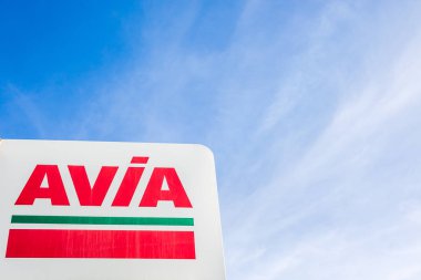 Gaz servis istasyonunda Avia logosu